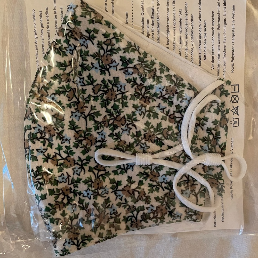 NWT Tory Burch Face Mask Floral